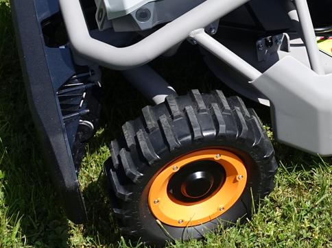 Auf diesem Bild sehen Sie die Mowrator-Reifen mit dem Allrad-Beast-Antriebssystem. Auf diesem Bild sehen Sie die Mowrator-Reifen mit dem Allrad-Beast-Antriebssystem.