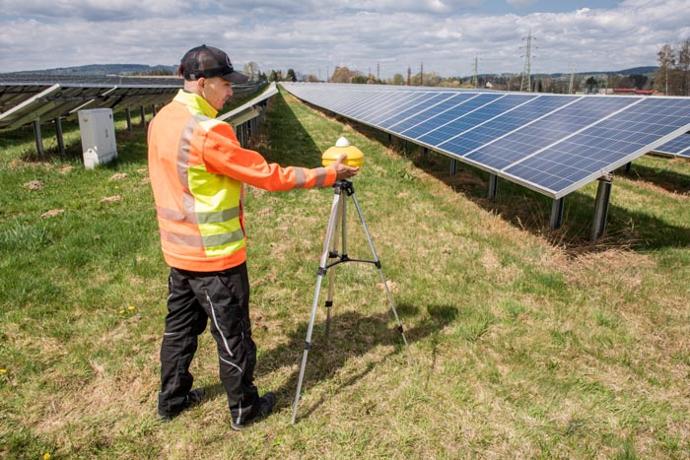 Das Bild zeigt die Installation eines GPS-RTK-Senders in einem Solarpark, der zur Bereitstellung hochpräziser Positionsdaten für den autonomen Betrieb von Maschinen wie dem Spider Autonomous 2.0 dient. Das Bild zeigt die Installation eines GPS-RTK-Senders in einem Solarpark, der zur Bereitstellung hochpräziser Positionsdaten für den autonomen Betrieb von Maschinen wie dem Spider Autonomous 2.0 dient.