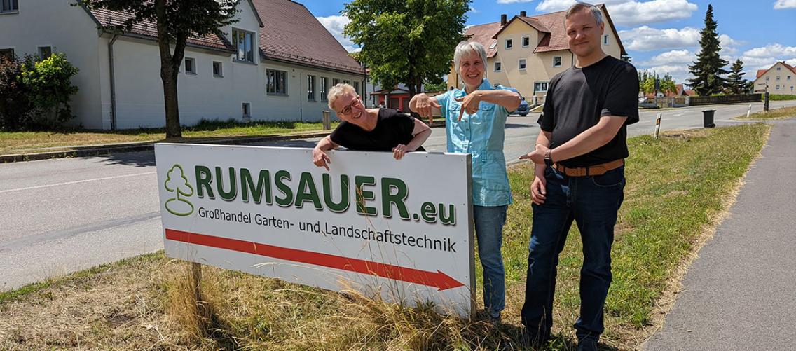 Rumsauer - Die 3 Gesellschafter (von rechts nach linls: Christian Rumsauer, Barbara Heinrichs, Marion Hartmann) zeigen auf das Rumsauer Firmenschild, dass an der Hauprstrasse steht und mit einem roten Pfeil in Richtung Firmengebäude zeigt. Rumsauer - Die 3 Gesellschafter (von rechts nach linls: Christian Rumsauer, Barbara Heinrichs, Marion Hartmann) zeigen auf das Rumsauer Firmenschild, dass an der Hauprstrasse steht und mit einem roten Pfeil in Richtung Firmengebäude zeigt.