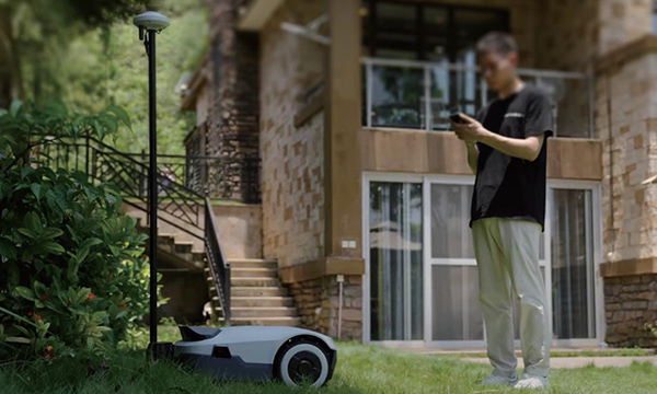 Auf diesem Bild sehen Sie einen Mann der seinem Mähroboter Anthbot installiert. Auf diesem Bild sehen Sie einen Mann der seinem Mähroboter Anthbot installiert.